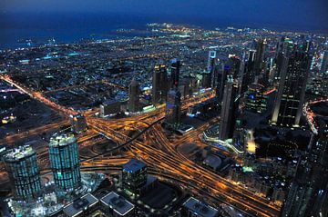 Sheikh Zajed Road à la tombée de la nuit, vue de la Burj Khalifa à Dubaï. sur Lieven Tomme