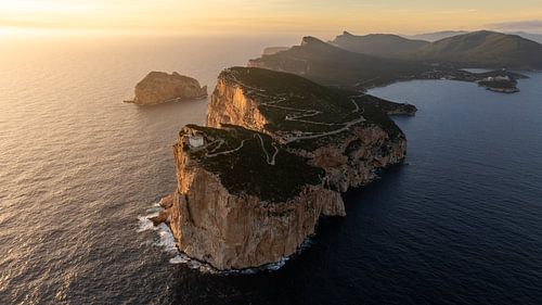 Sur la falaise, le phare de Capo Caccia