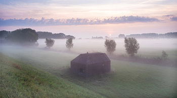 bunker bij culemborg in weiland op vroege, mistige ochtend tijdens zonsopkomst