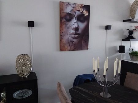 Portret vrouw: De Rust van Vergankelijkheid: Vrouw met Bloem