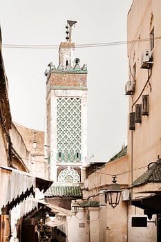 Zicht op de moskee vanuit smal straatje in de medina van Fez, Marokko