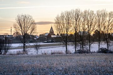 Winters landschap met uitzicht op een kerk van Mickéle Godderis