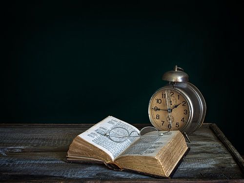 Dunkles Stillleben auf einem Nachttisch von Evelien Brouwer