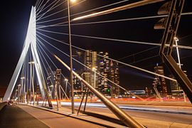 Erasmusbrücke Rotterdam bei Nacht mit der Skyline.
