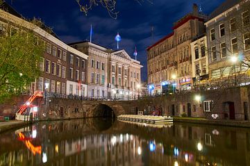 Sfeervol Utrecht, avondfotografie aan de Oude Gracht met uitzicht op de Stadhuisbrug van Ad Jekel