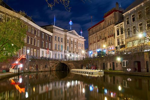 Sfeervol Utrecht, avondfotografie aan de Oude Gracht met uitzicht op de Stadhuisbrug
