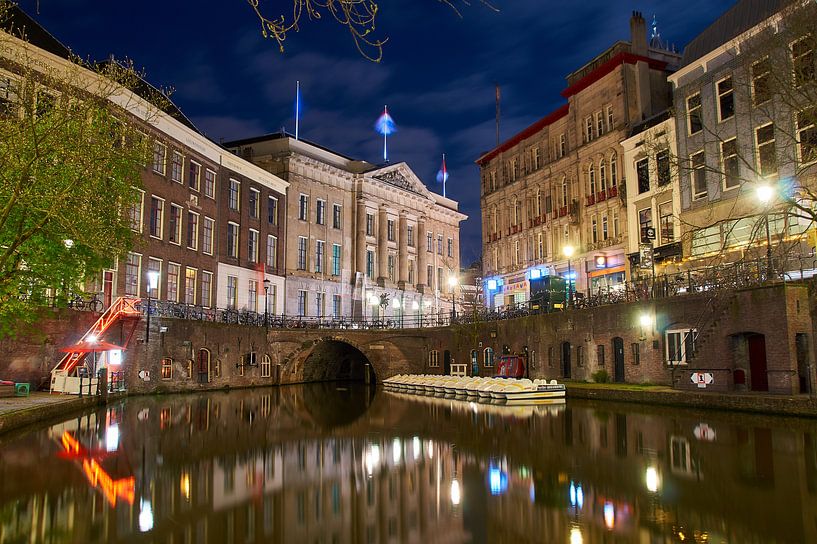 Sfeervol Utrecht, avondfotografie aan de Oude Gracht met uitzicht op de Stadhuisbrug von Ad Jekel