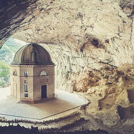 Frasassi Chapel Cave van Hidden Histories