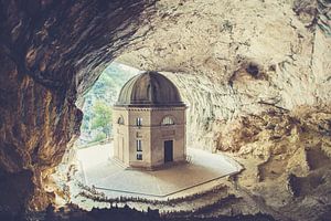 Frasassi Chapel Cave van Hidden Histories
