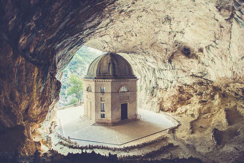 Höhle der Kapelle von Frasassi von Hidden Histories