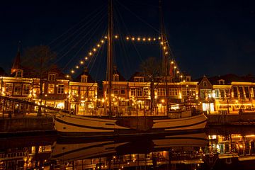 Versierde zeilboot in Dokkum Friesland Nederland bij nacht van Eye on You