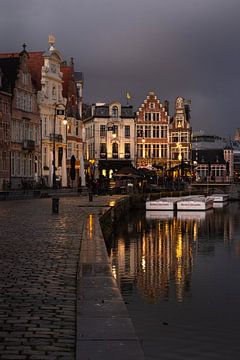 De schoonheid van Gent weerspiegelt in de Leie. van Awander