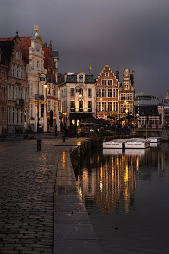 De schoonheid van Gent weerspiegelt in de Leie. van Awander