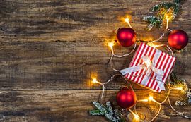 Weihnachtsgeschenk mit festlichem Lichterschmuck von Alex Winter