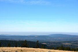 Vue sur les montagnes du Harz depuis le sommet du Brocken. sur Heiko Kueverling