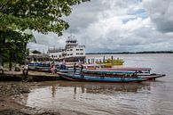 Bootsüberfahrt am Suriname Fluss von Ton de Koning Miniaturansicht