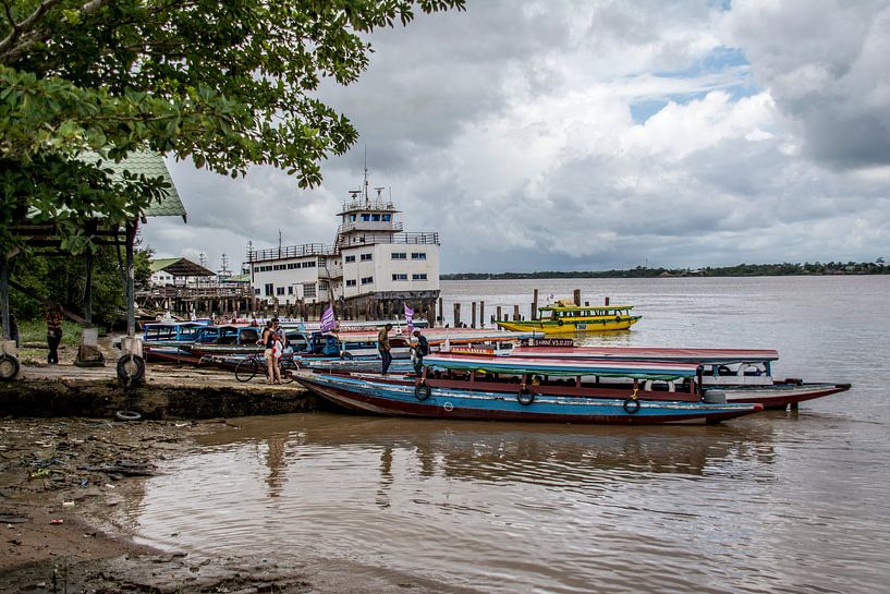 Bootsüberfahrt am Suriname Fluss von Ton de Koning