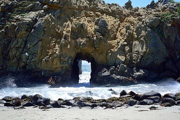 L'arche en forme de trou de serrure sur la plage de Pfeiffer sur Frank's Awesome Travels