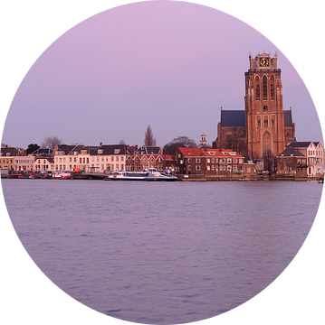 Skyline van Dordrecht met Grote Kerk na zonsondergang van Merijn van der Vliet