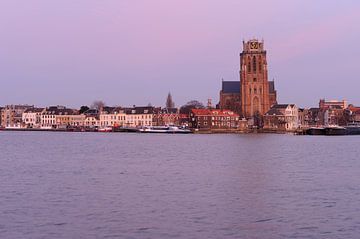 Skyline van Dordrecht met Grote Kerk na zonsondergang van Merijn van der Vliet