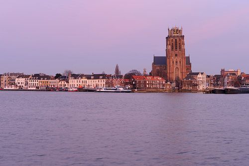 Skyline van Dordrecht met Grote Kerk na zonsondergang