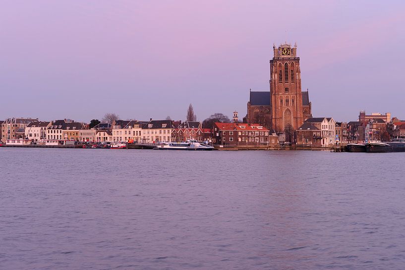 Ligne d'horizon de Dordrecht avec la Grote Kerk après le coucher du soleil par Merijn van der Vliet