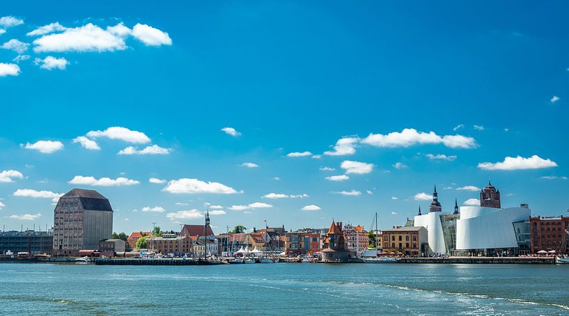 Panorama der Hansestadt Stralsund, Deutschland von Rietje Bulthuis