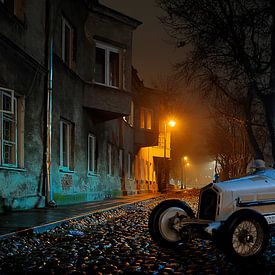antieke modelauto Bently in stad bij avond ingemonteerd van Marcus Wubbe