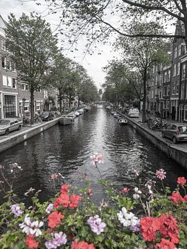 Canal view in Amsterdam,  The Netherlands van Roland de Zeeuw fotografie