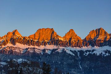 Churfirsten von Flumserberge im Morgenrot Alpenglühen beim Sonnenaufgang im Januar