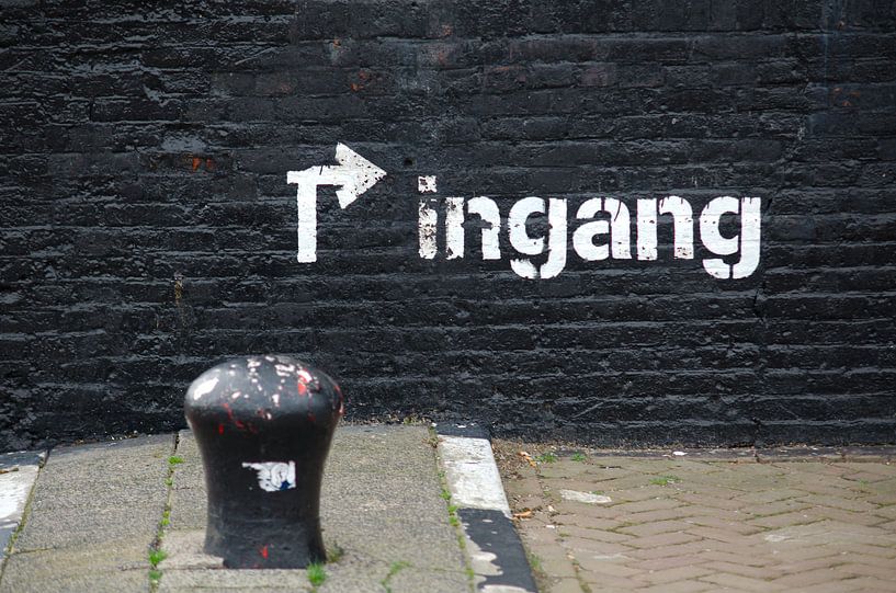 Eingang um die Ecke (Hafen Oudeschild, Texel) von Wim van der Geest