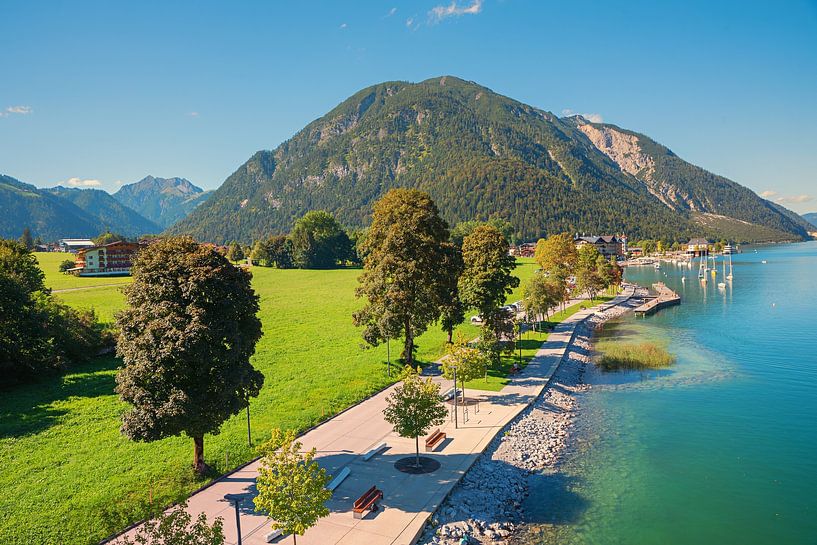 Pertisau promenade aan de oever van het meer Achensee van SusaZoom