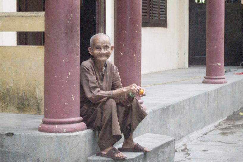 Old monk - Vietnam van Daniel Chambers