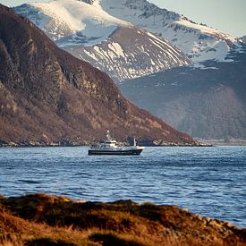 Winter landschap met vssersboot op Godøy, Ålesund, Noorwegen van qtx