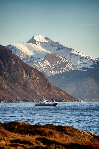 Winterlandschaft mit Fischerboot auf Godøy, Ålesund, Norwegen von qtx