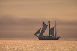 Ein Segelschiff auf der Ostsee im Sonnenuntergang von Rico Ködder