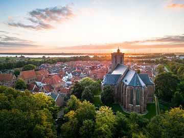 Zonsondergang bij de Grote Kerk in Elburg van Bas van der Gronde