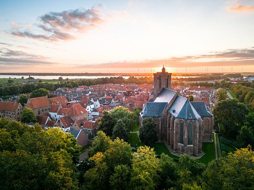 Sonnenuntergang an der Grote Kerk in Elburg
