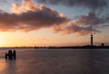 Vuurtoren tijdens zonsondergang in Hellevloetsluis van Rob Saly