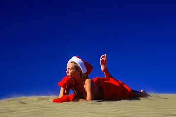 Model in kerstmanpak in de woestijn van Matthias Stolt