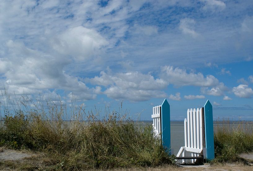 Blauer Horizont 2 (Ein blauer und weißer Zaun zwischen den Dünen mit schönem bewölktem Himmel) von Birgitte Bergman