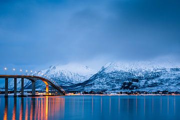 Beleuchtete Brücke auf den Lofoten (Norwegen)