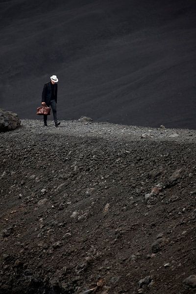 een man op de etna van Edwin van Laer