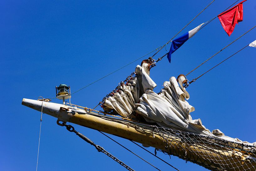 Zeilschip op Sail Amsterdam met rood, blauw en witte zeilen by Alice Berkien-van Mil