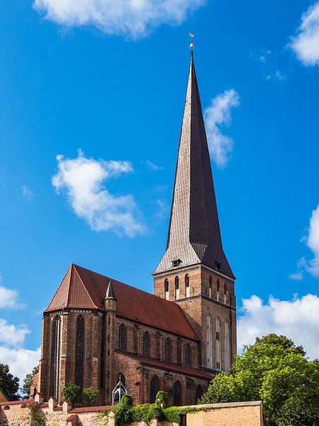 Blick auf die Petrikirche in Rostock von Rico Ködder