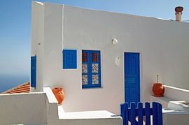 Weißes Landhaus auf der griechischen Insel Nisyros von Helga Kuiper