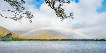 Regenboog bij Schots kasteel van Rob IJsselstein