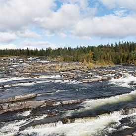 Trappstegsforsen der Kaskaden Wasserfall an der Wildnisstrasse in Schweden im Herbst von Karin Jähne
