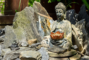 Buddha-Statue im japanischen Steingarten