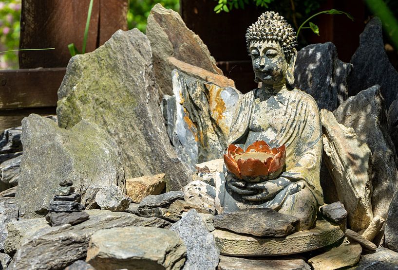 Statue de Bouddha dans une rocaille japonaise par Animaflora PicsStock